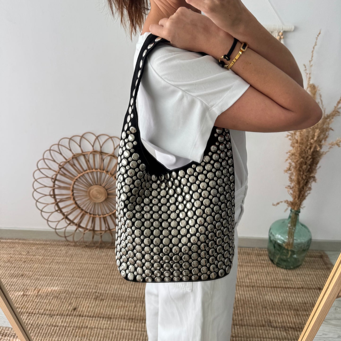 Bolso hobo negro con tachuelas plateadas