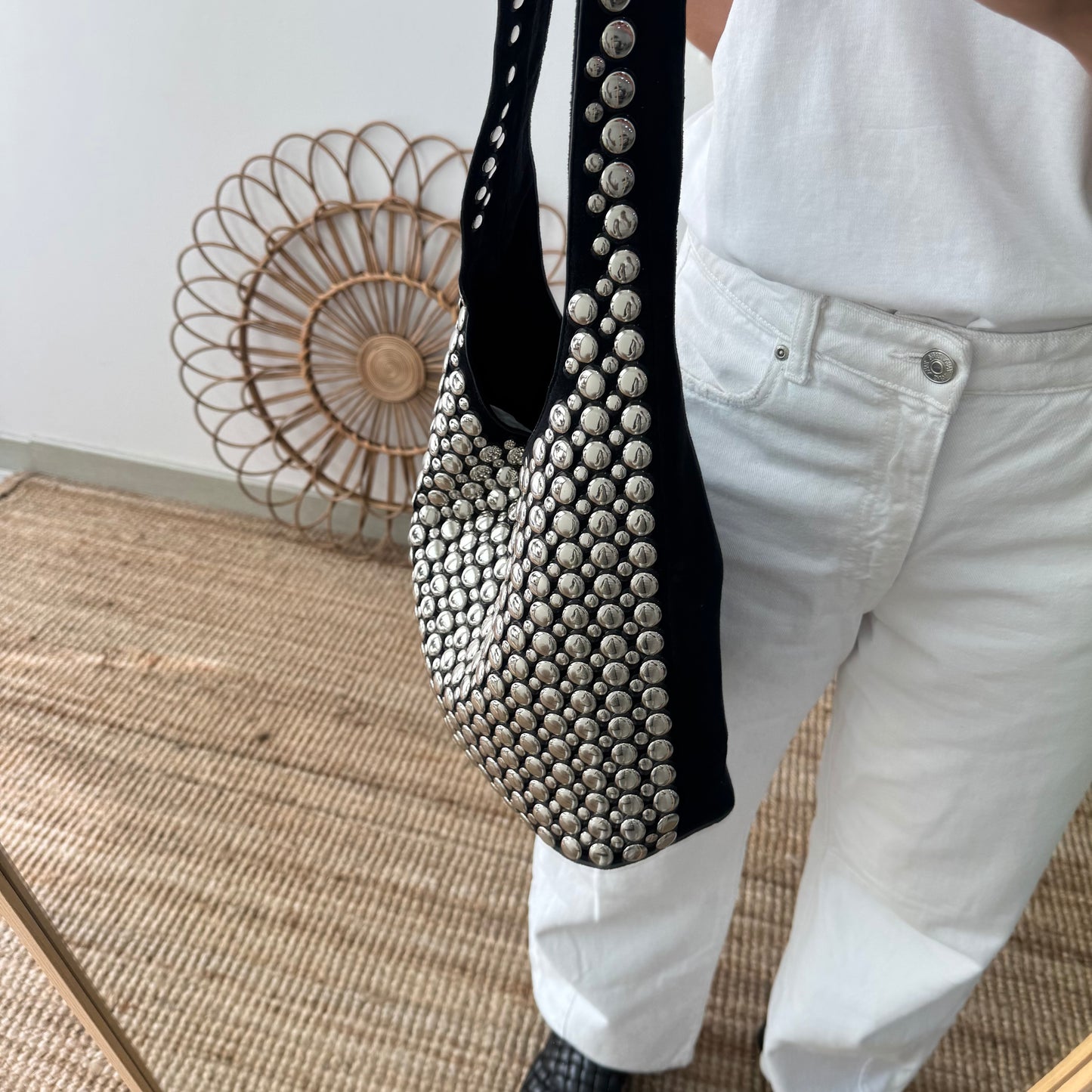 Bolso hobo negro con tachuelas plateadas
