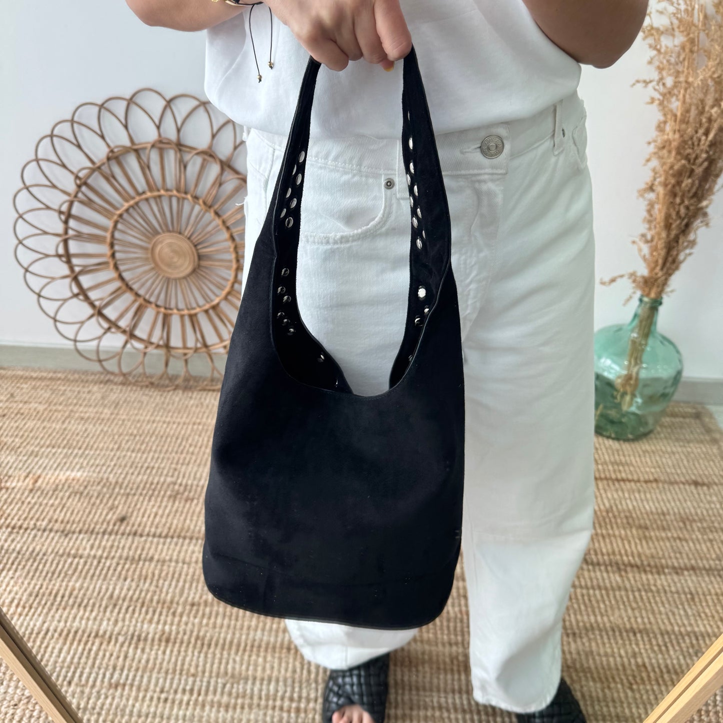Bolso hobo negro con tachuelas plateadas