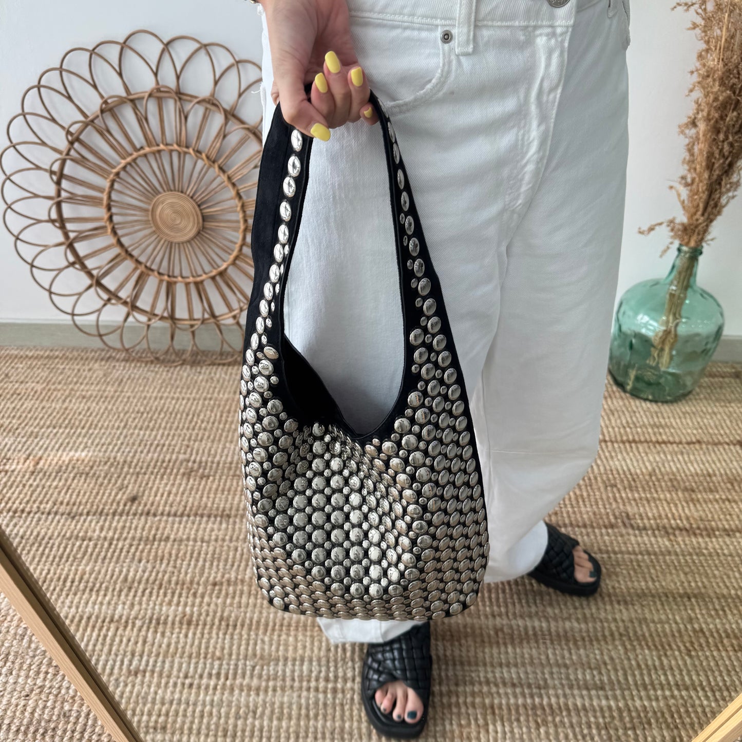 Bolso hobo negro con tachuelas plateadas