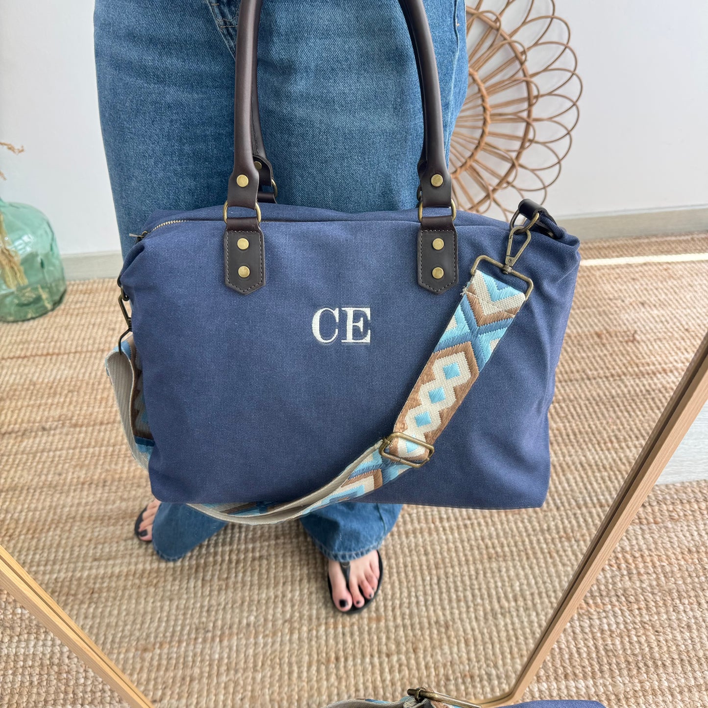 Bolso combinado loneta y piel azul iniciales bordadas con correa étnica