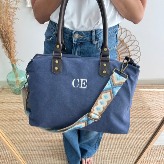 Bolso combinado loneta y piel azul iniciales bordadas con correa étnica