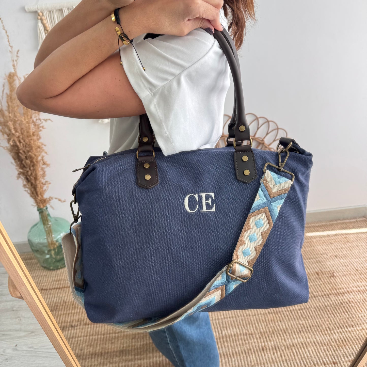 Bolso combinado loneta y piel azul iniciales bordadas con correa étnica