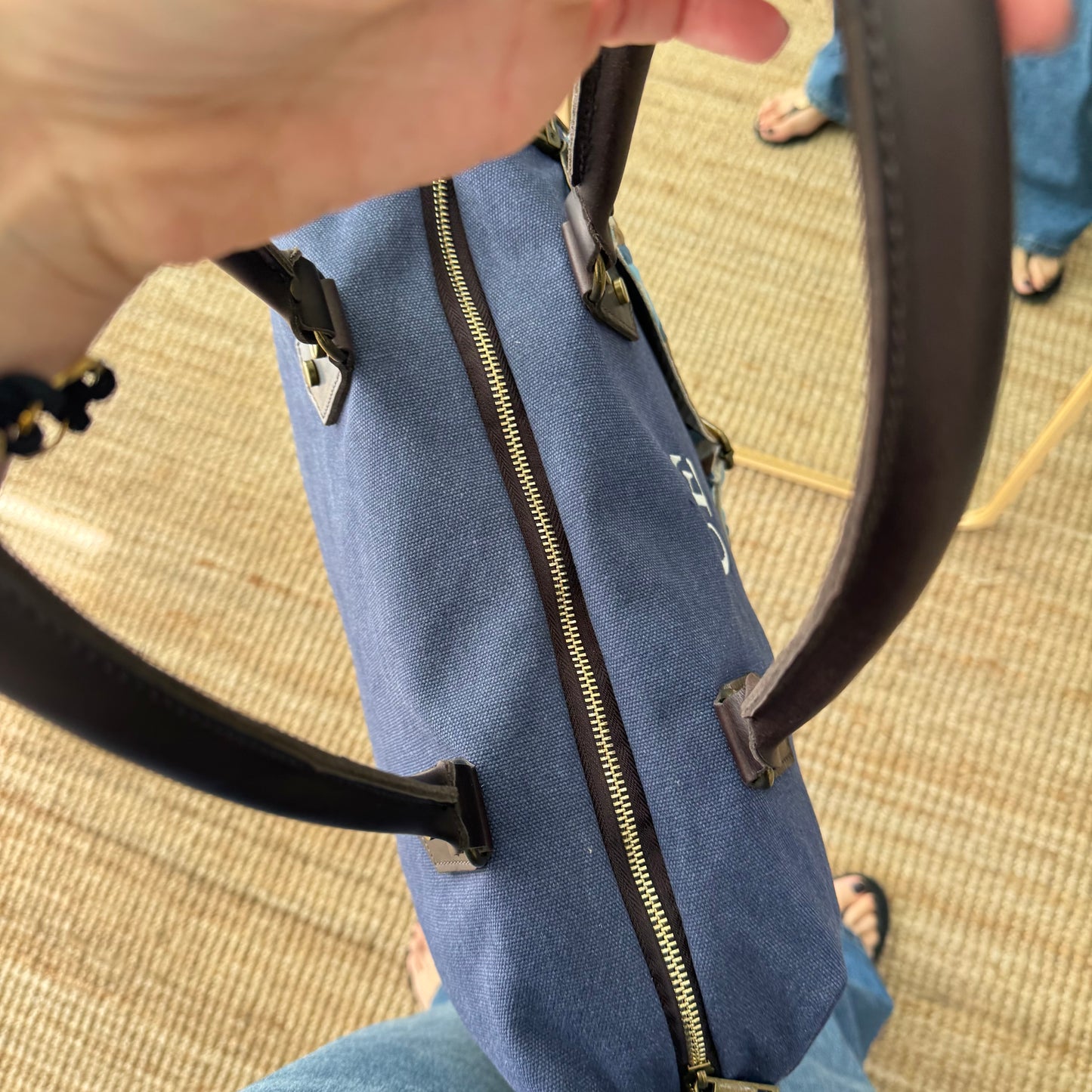 Bolso combinado loneta y piel azul iniciales bordadas con correa étnica