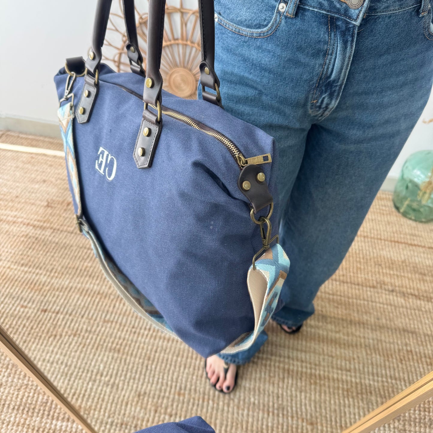 Bolso combinado loneta y piel azul iniciales bordadas con correa étnica