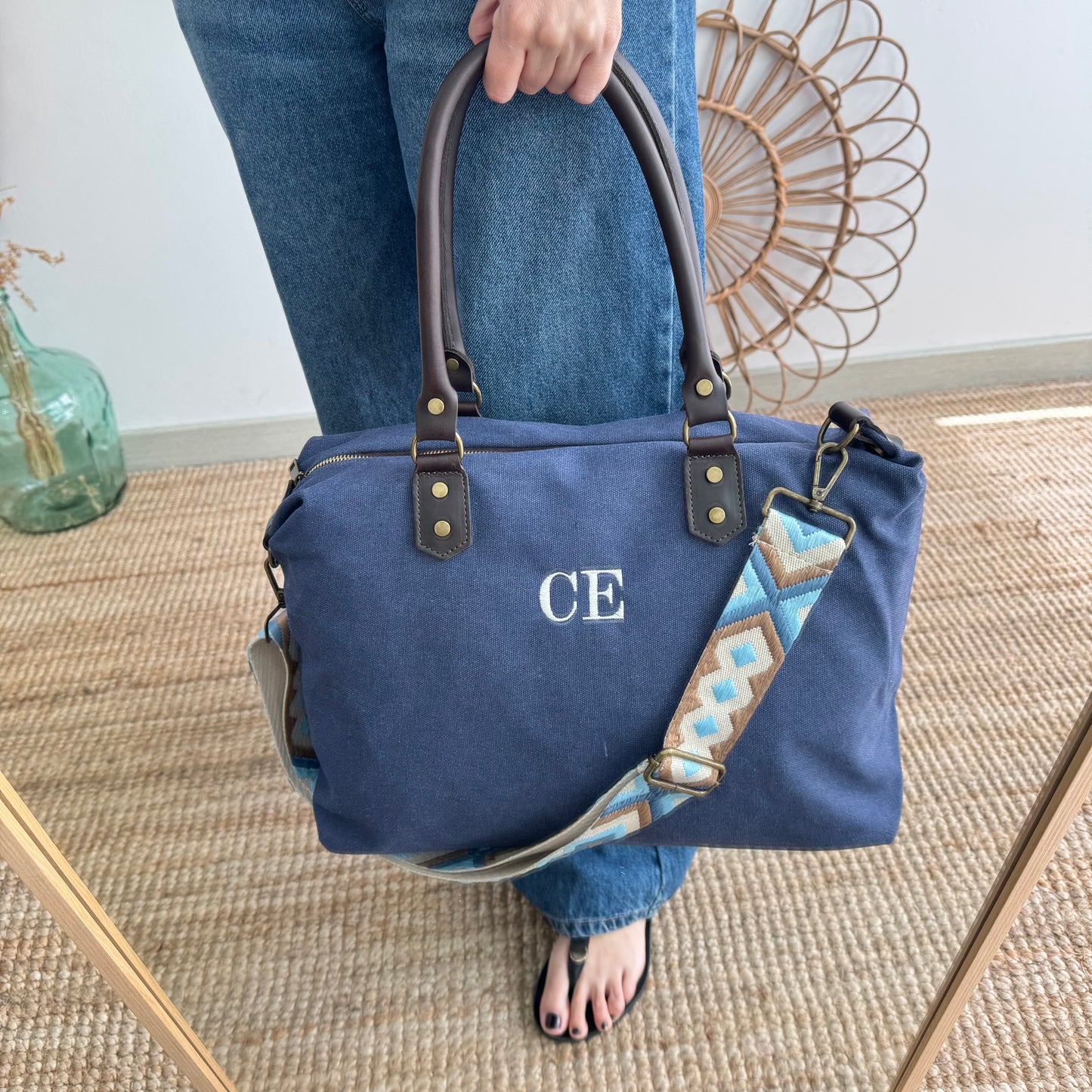 Bolso combinado loneta y piel azul iniciales bordadas con correa étnica