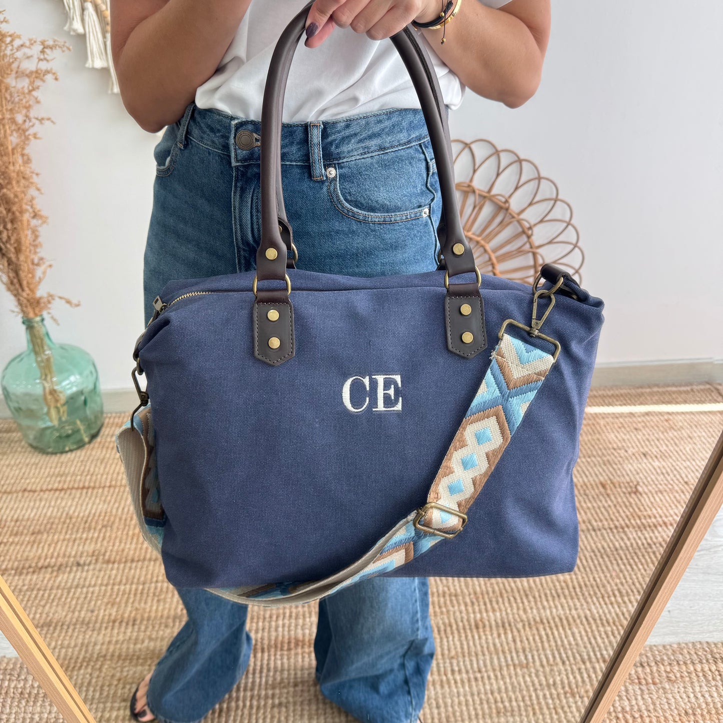 Bolso combinado loneta y piel azul iniciales bordadas con correa étnica