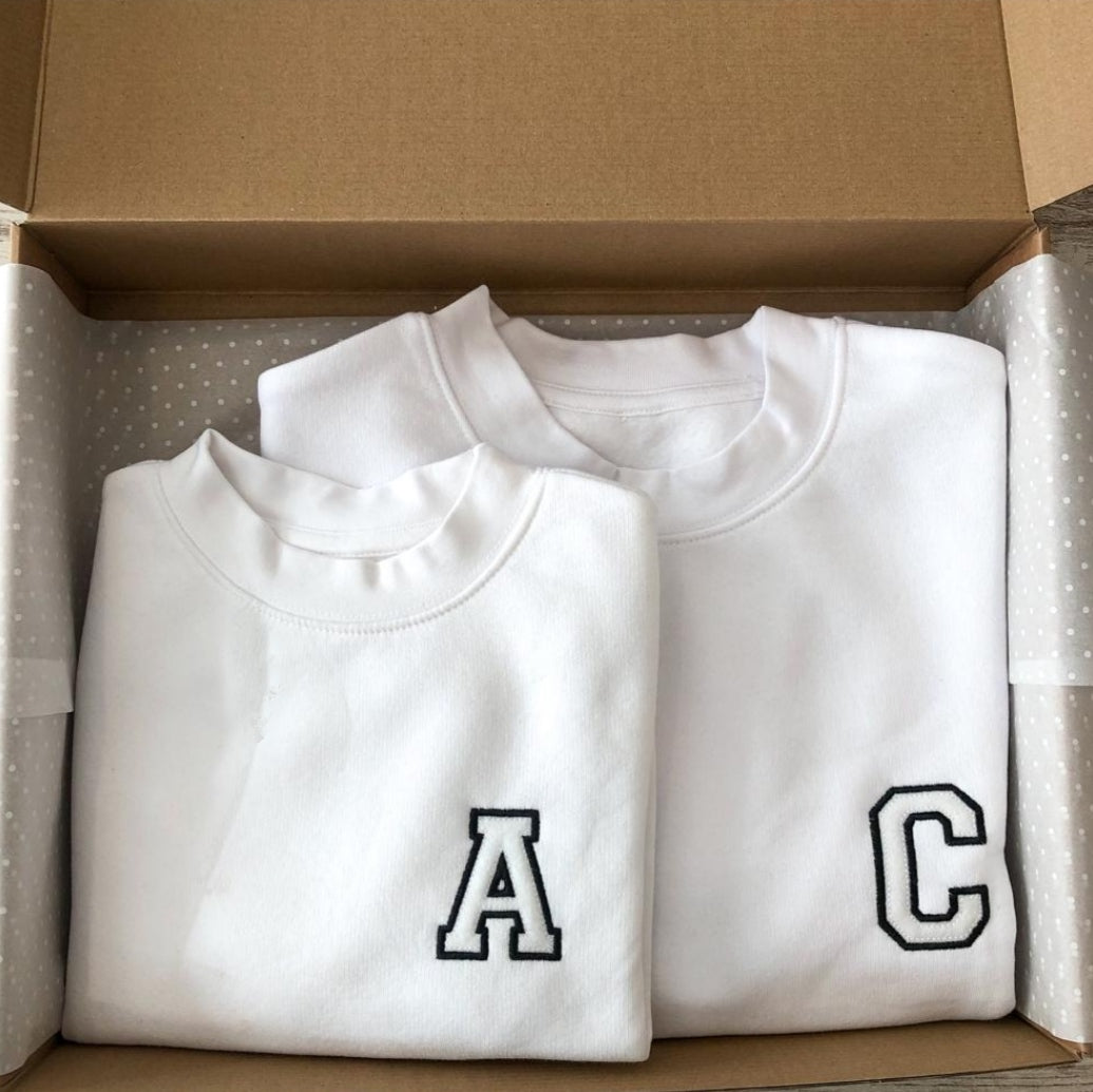 Pack 2 sudaderas familia blanca inicial bordada