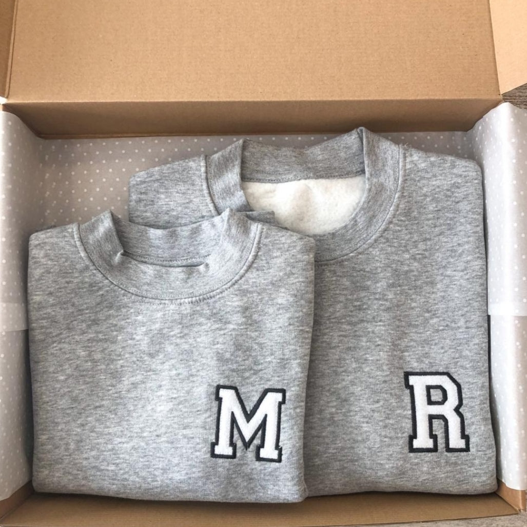 Pack 2 sudaderas familia gris inicial bordada