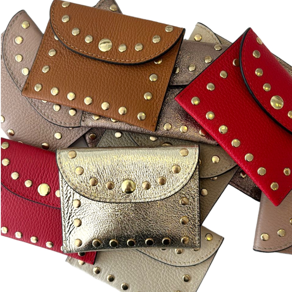 Monedero tachas piel