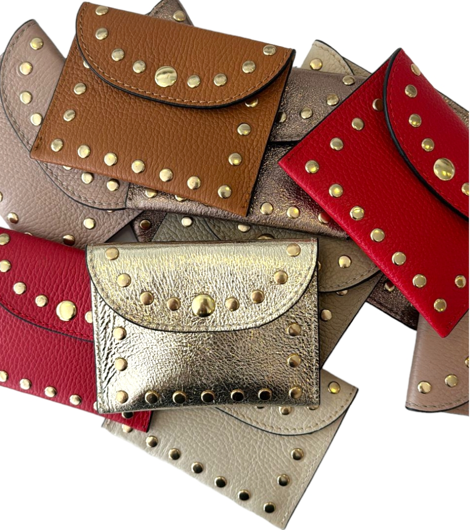 Monedero tachas piel