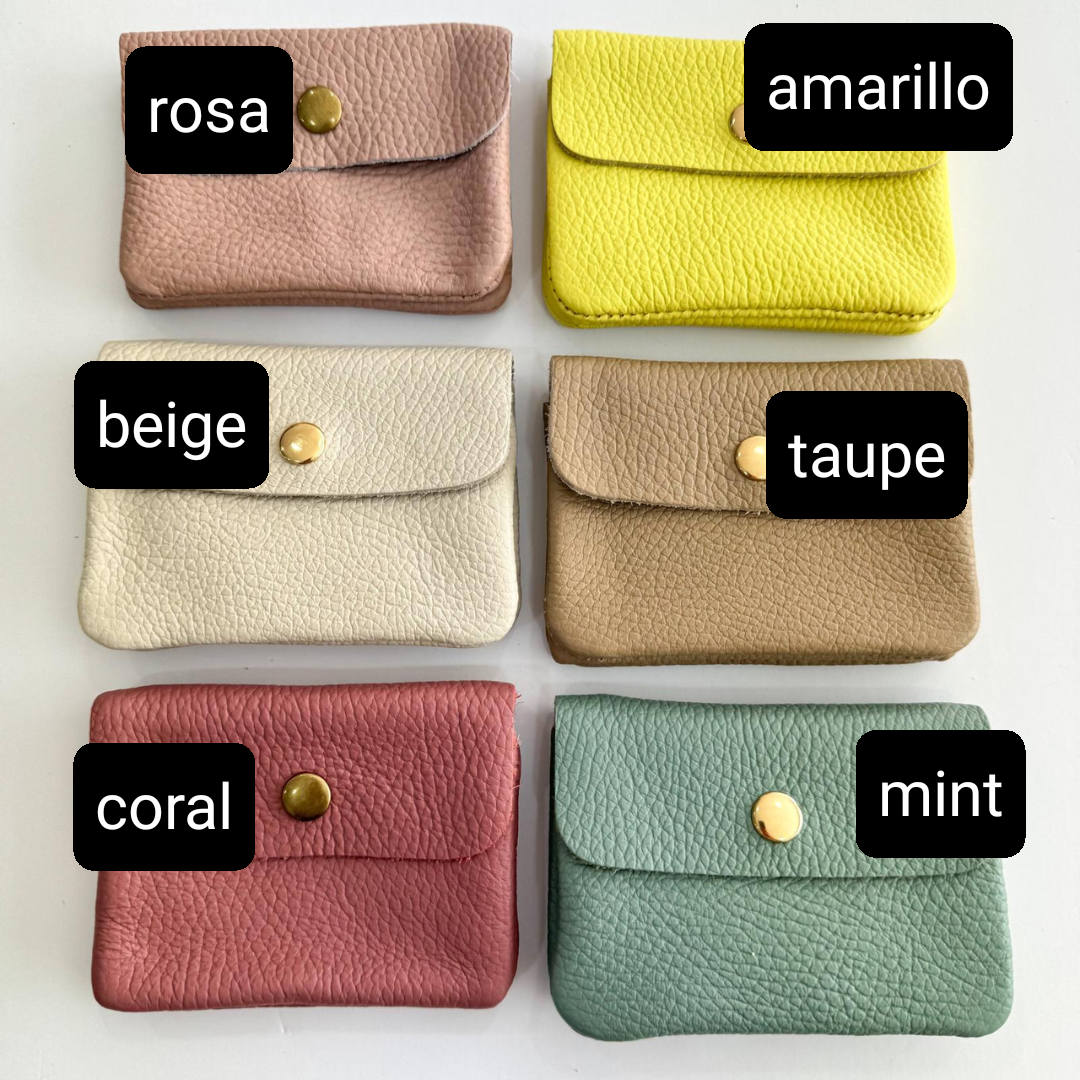 Pack regalo bandolera piel ovalada tachuelas camel iniciales bordadas