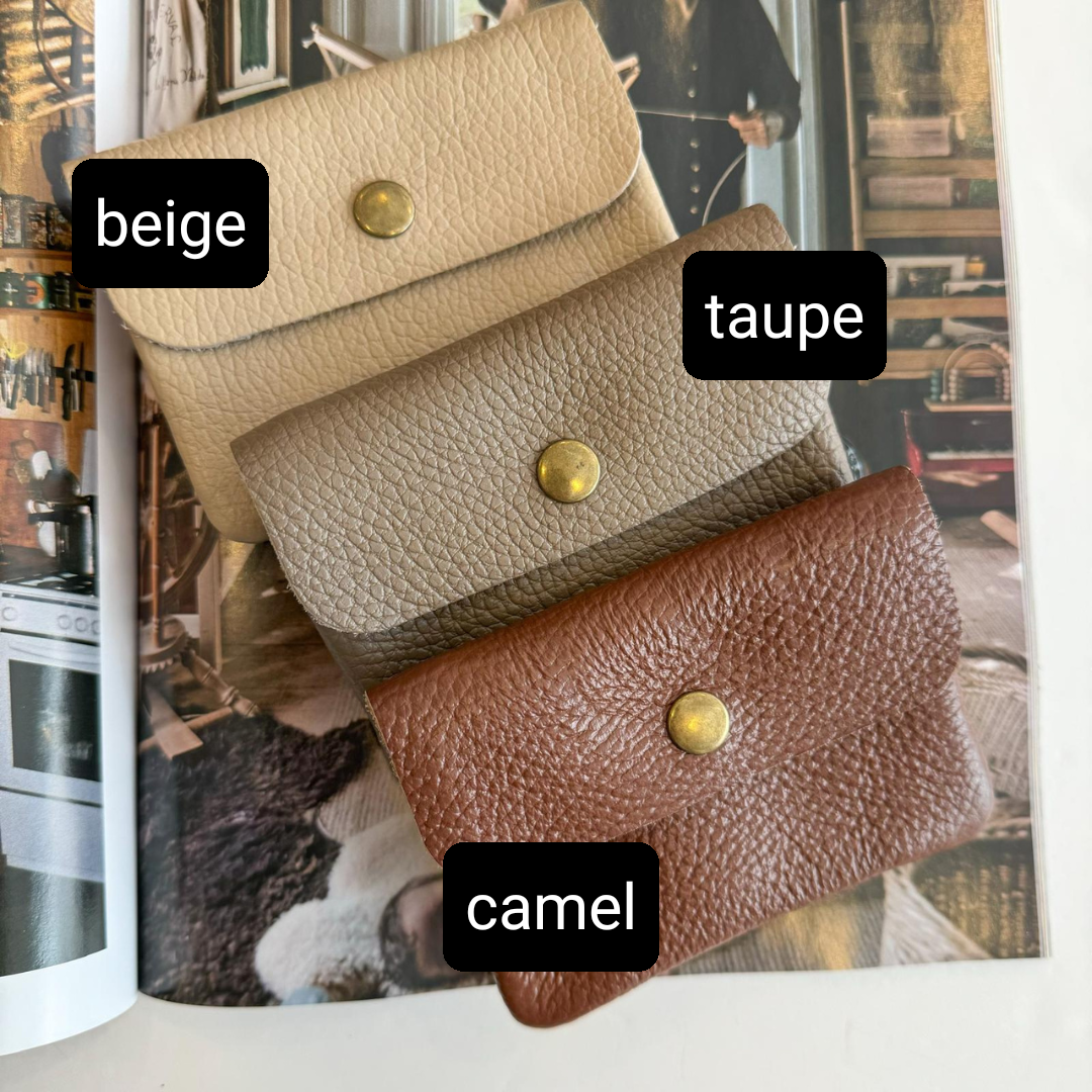 Pack regalo bandolera piel ovalada tachuelas camel iniciales bordadas