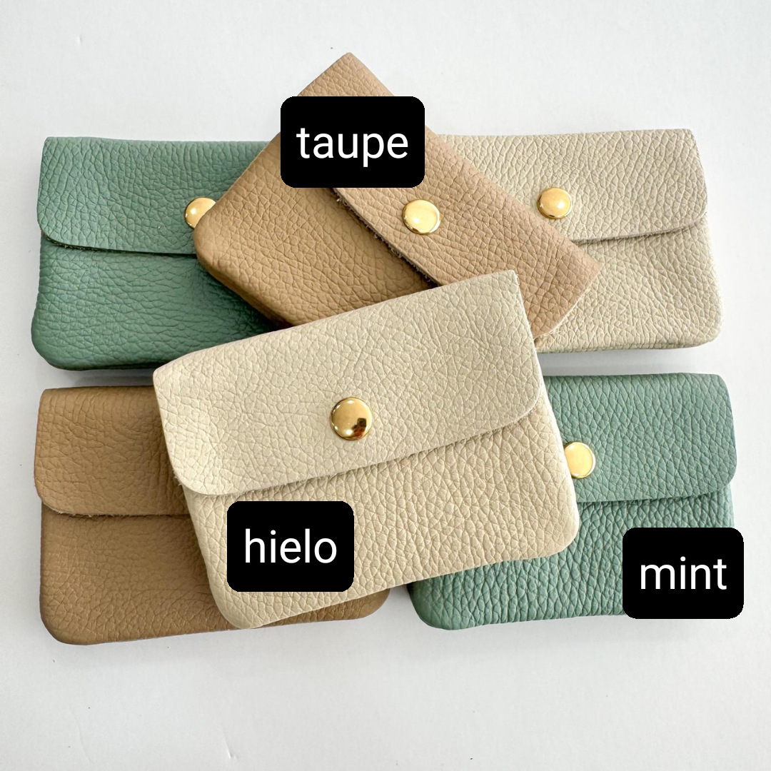 Pack regalo bandolera piel ovalada tachuelas camel iniciales bordadas