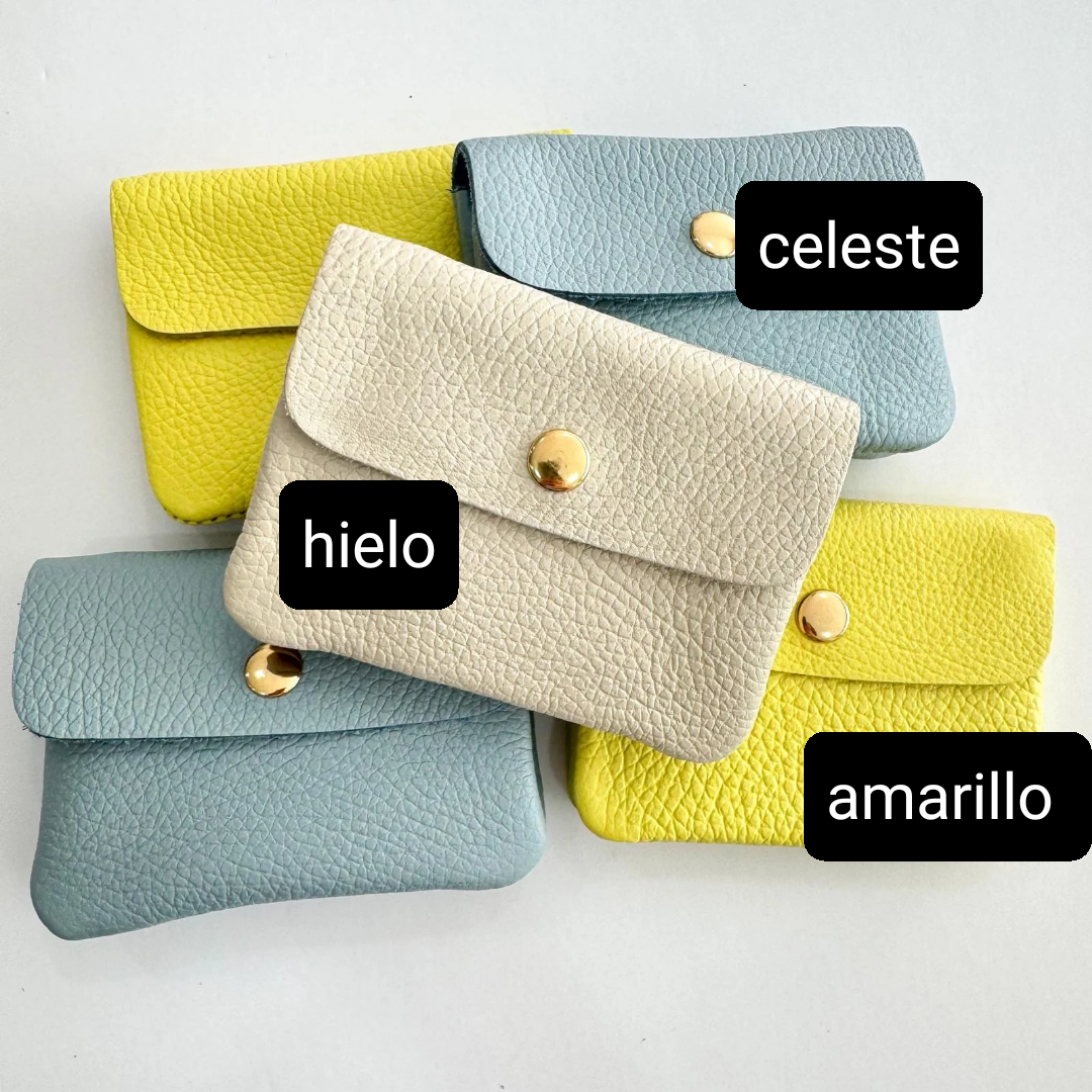 Pack regalo bandolera piel ovalada tachuelas camel iniciales bordadas