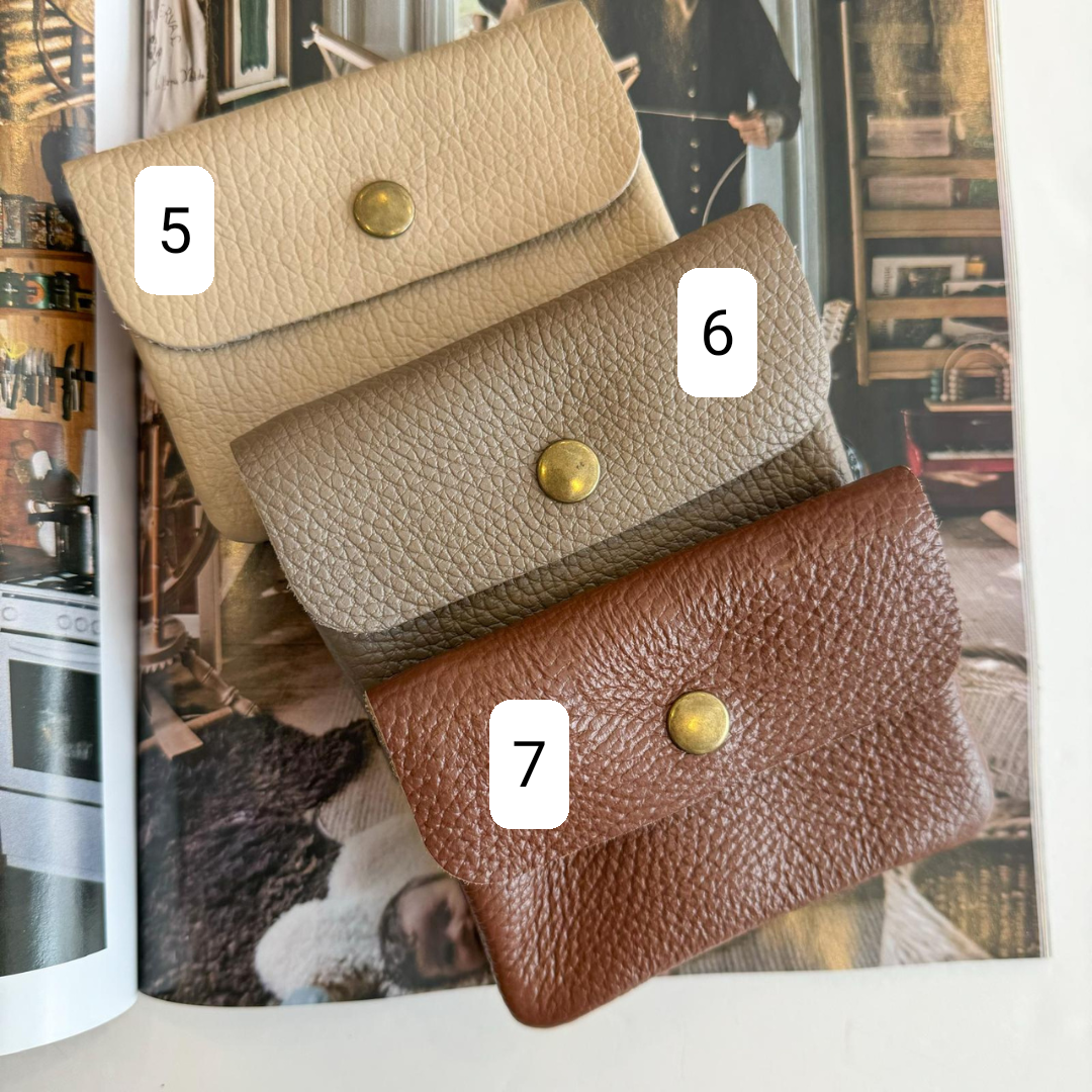 PACK REGALO BANDOLERA RECTANGULAR POMPÓN ANTE CAMEL PERSONALIZADA