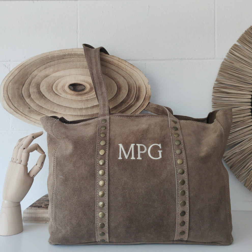 Bolso serraje taupe tachuelas iniciales bordadas
