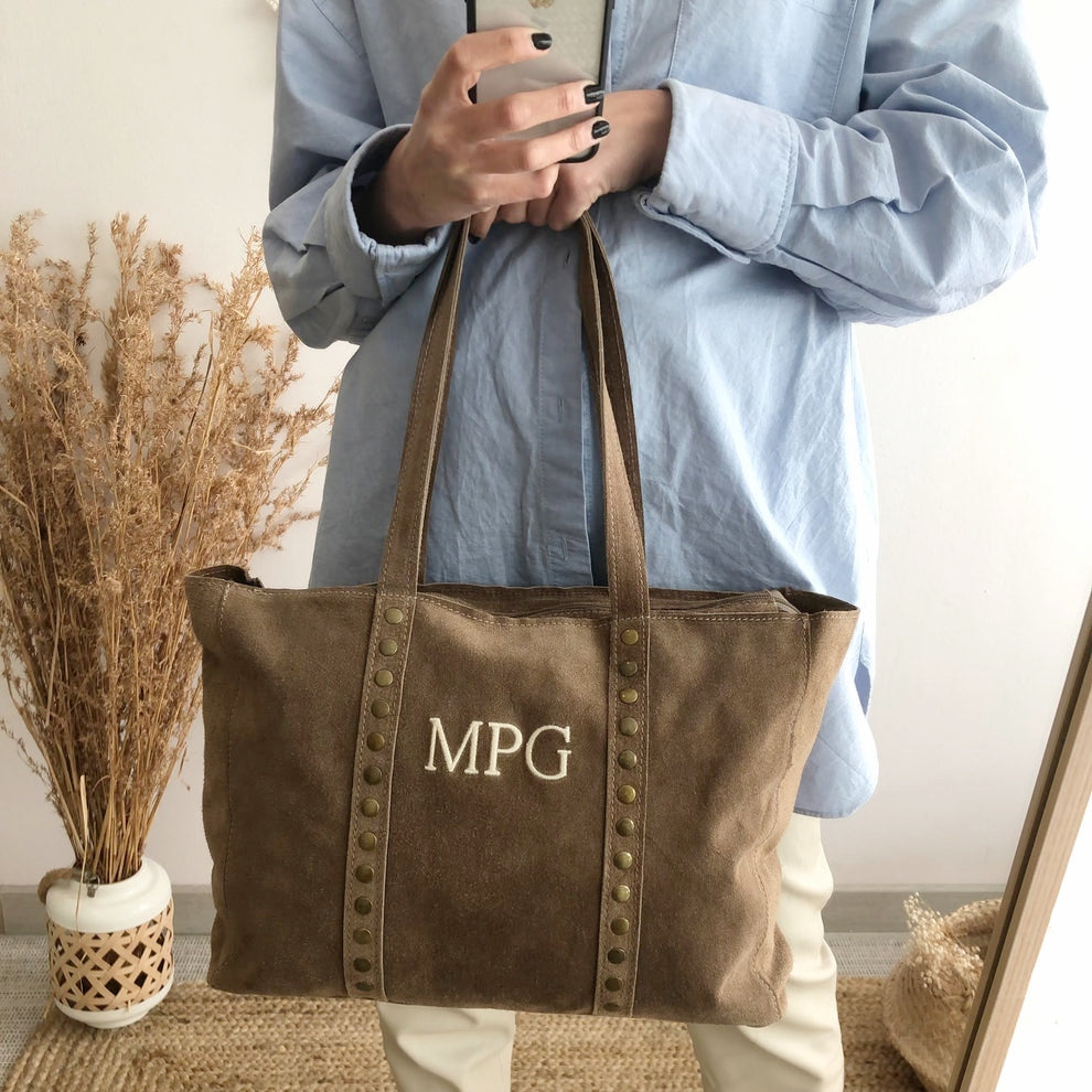 Bolso serraje taupe tachuelas iniciales bordadas
