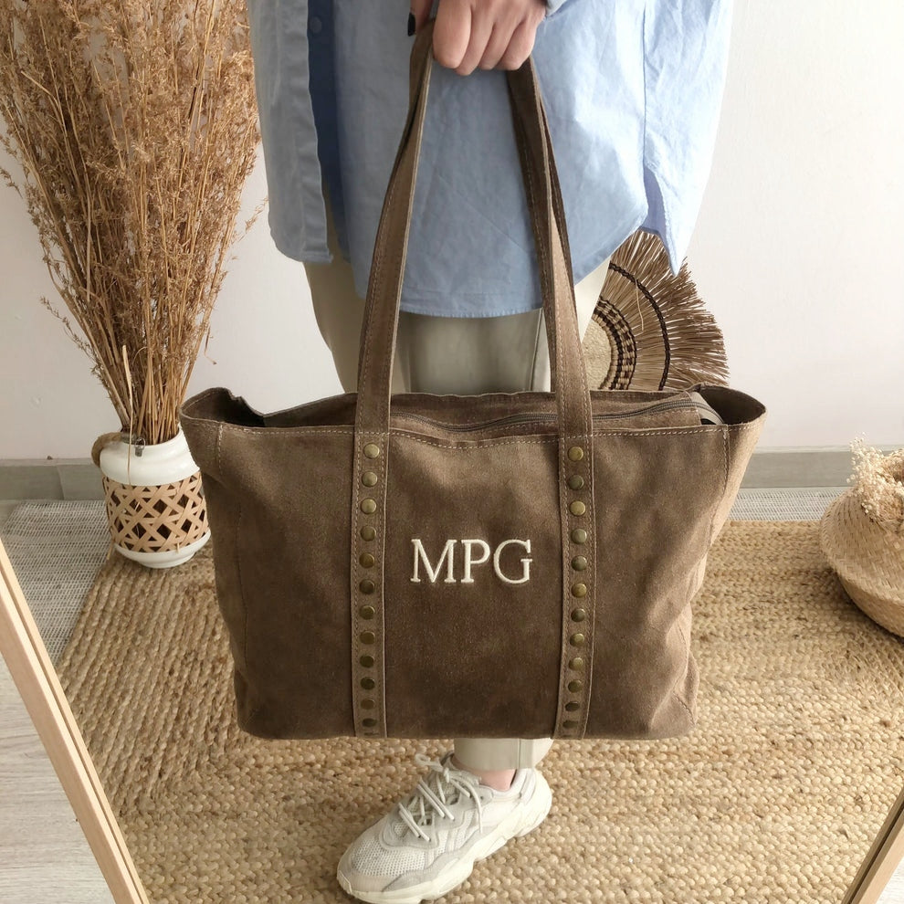 Bolso serraje taupe tachuelas iniciales bordadas