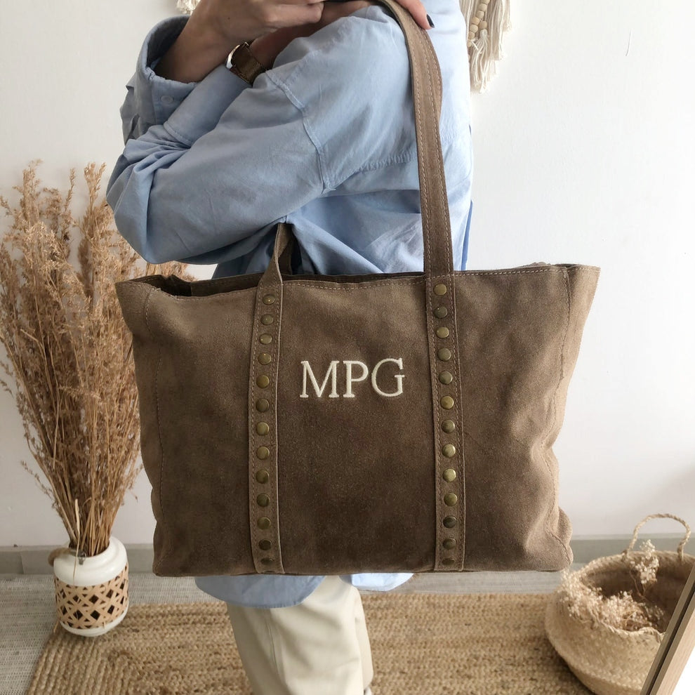 Bolso serraje taupe tachuelas iniciales bordadas