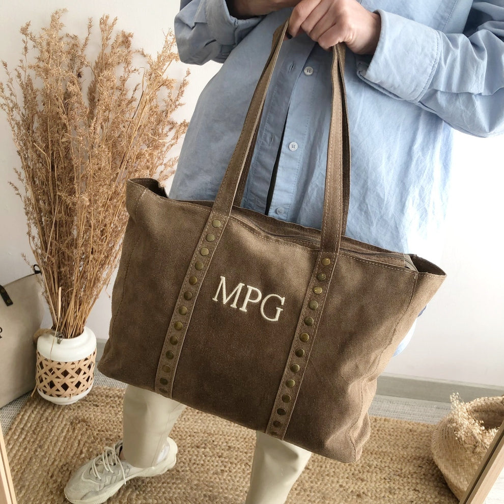 Bolso serraje taupe tachuelas iniciales bordadas