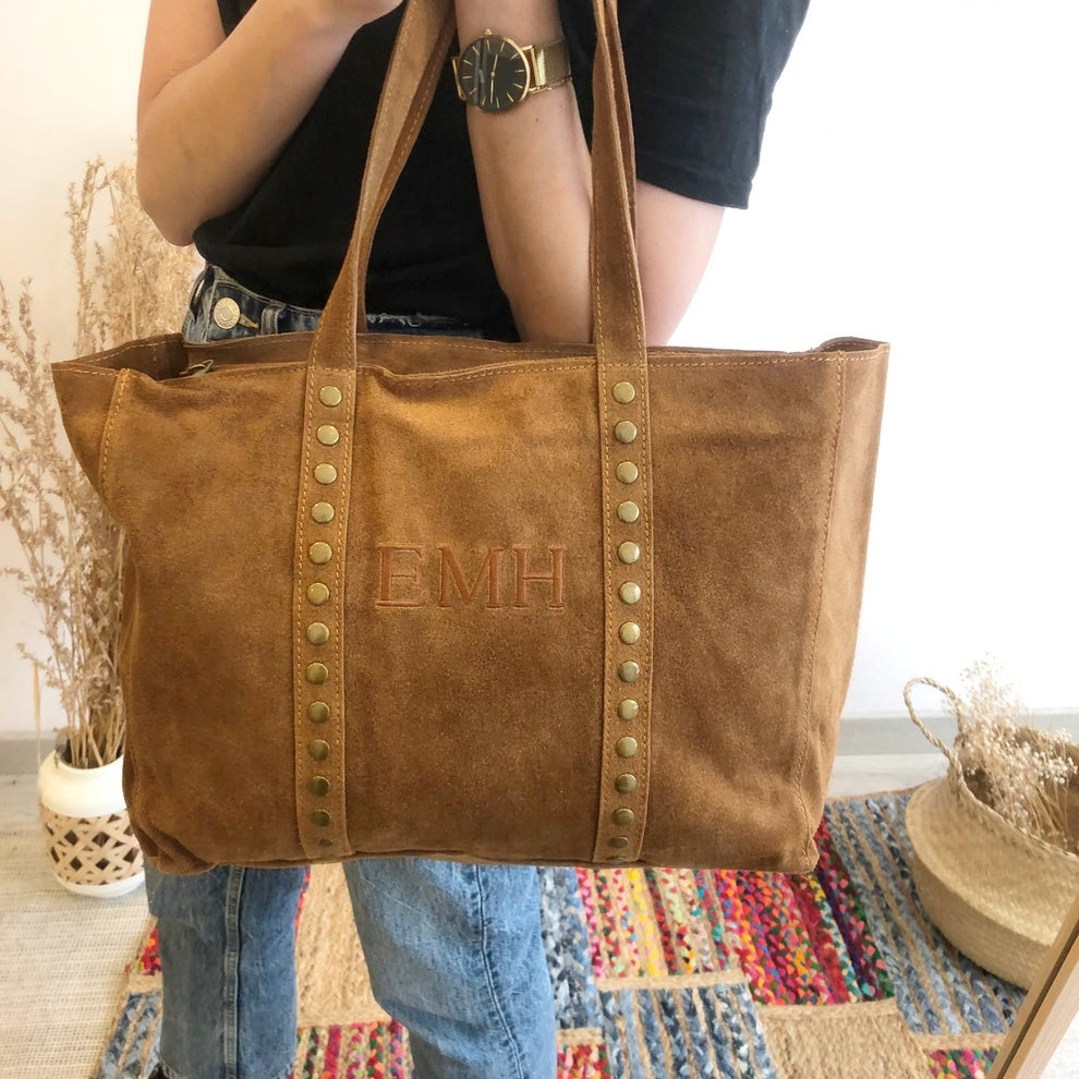 Bolso serraje camel tachuelas iniciales bordadas