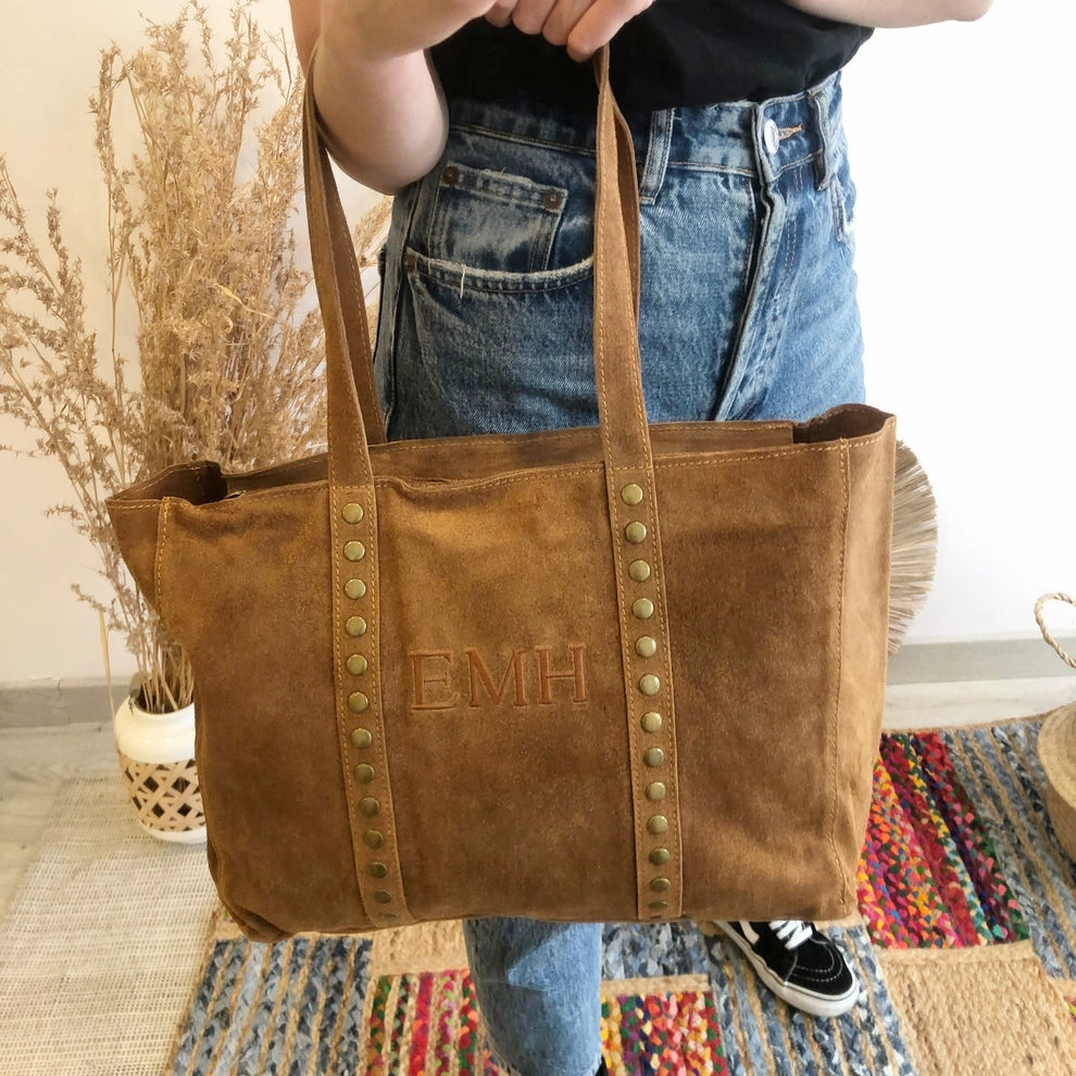 Bolso serraje camel tachuelas iniciales bordadas