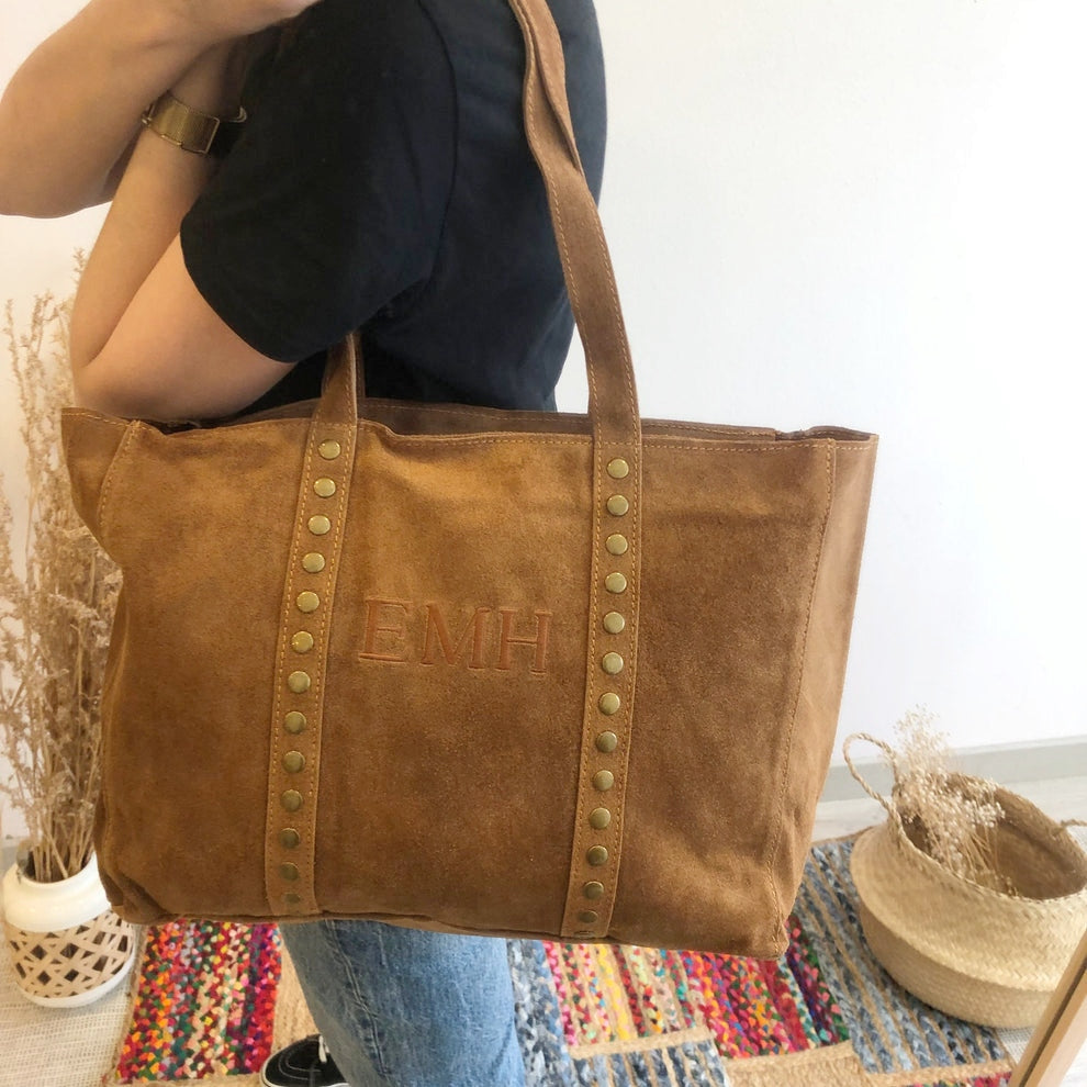 Bolso serraje camel tachuelas iniciales bordadas