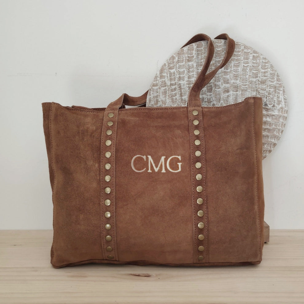 Bolso serraje camel tachuelas iniciales bordadas