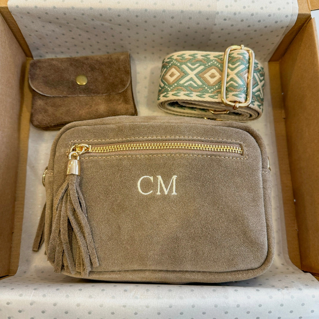 Pack regalo bandolera rectangular pompón ante taupe personalizada