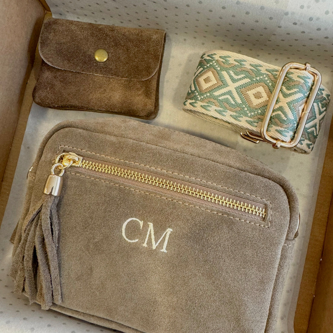 Pack regalo bandolera rectangular pompón ante taupe personalizada