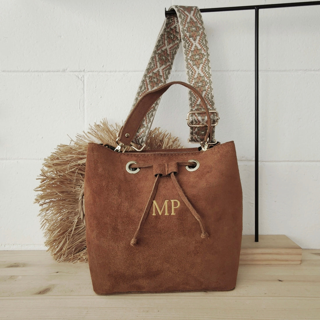 Bolso bucket serraje camel arandelas herraje dorado iniciales bordadas