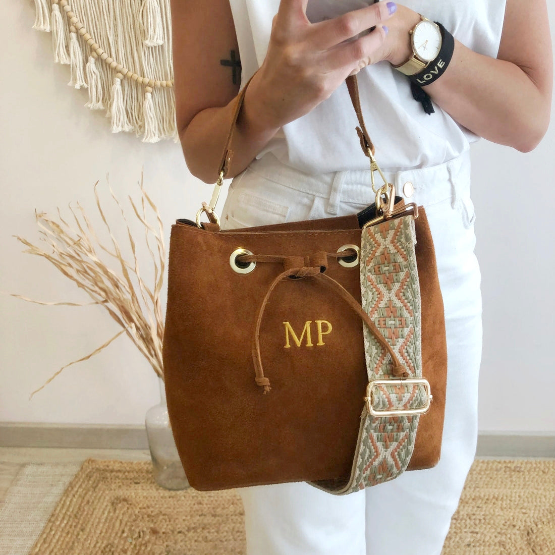 Bolso bucket serraje camel arandelas herraje dorado iniciales bordadas