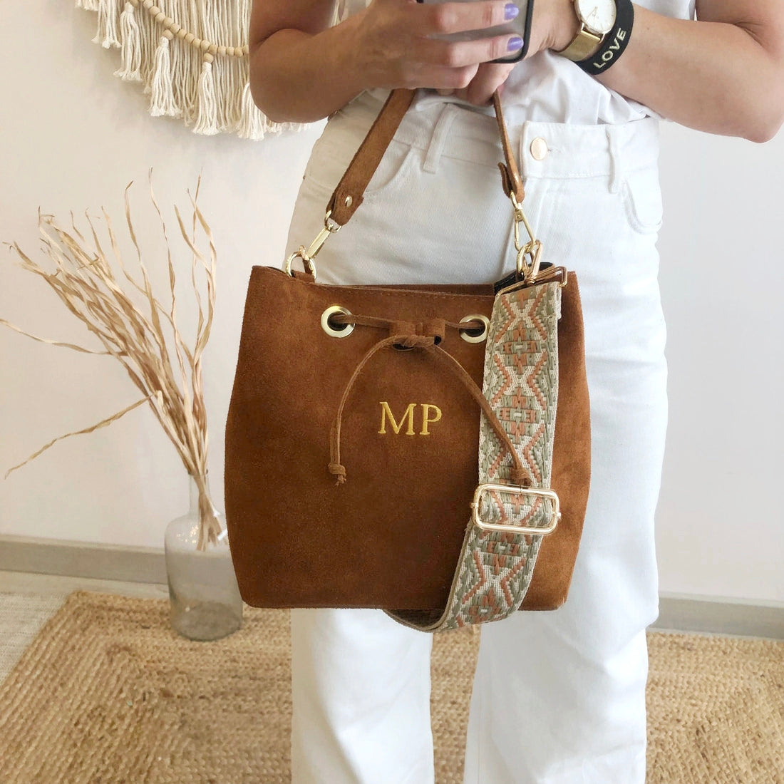 Bolso bucket serraje camel arandelas herraje dorado iniciales bordadas