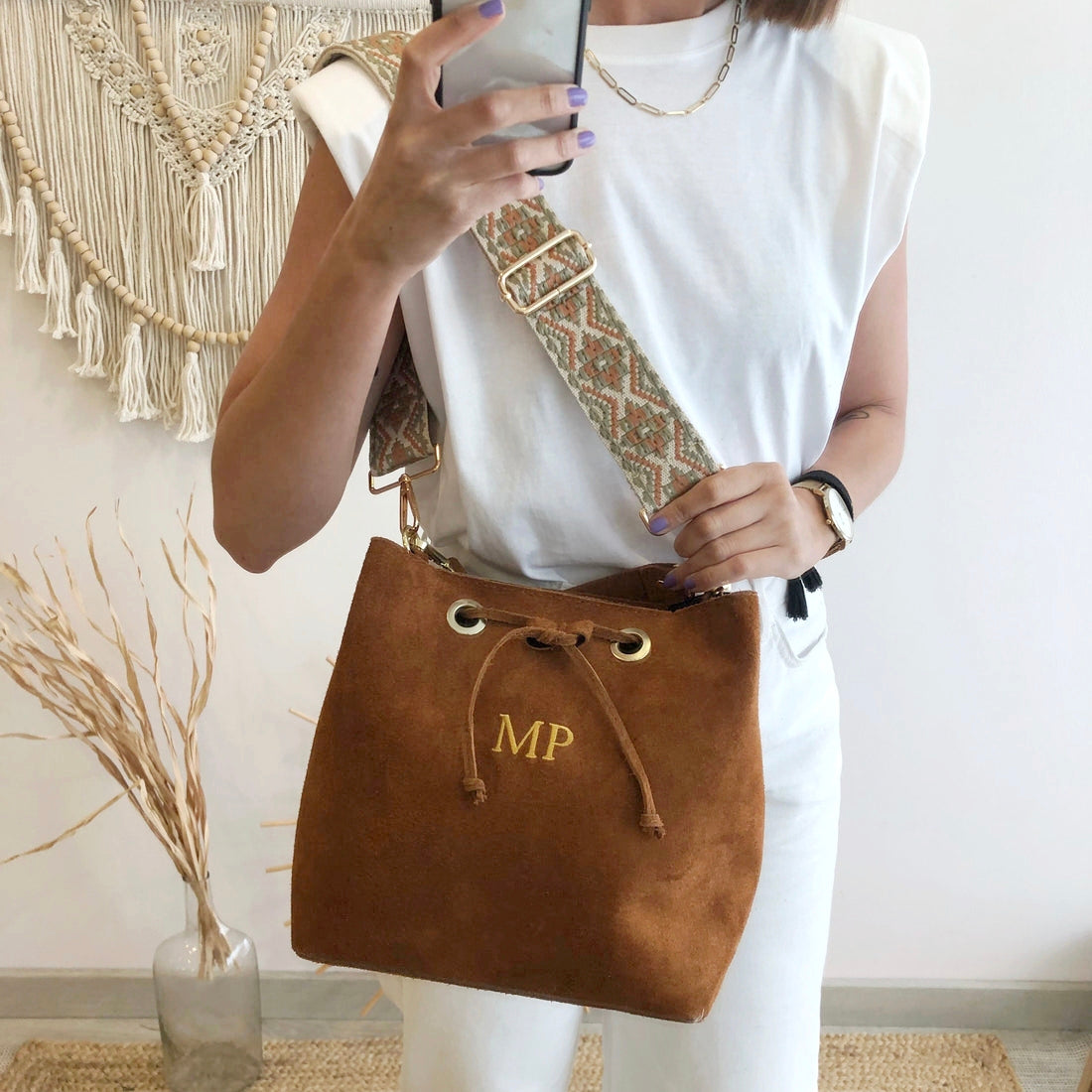 Bolso bucket serraje camel arandelas herraje dorado iniciales bordadas