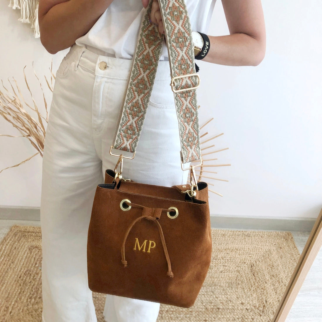 Bolso bucket serraje camel arandelas herraje dorado iniciales bordadas