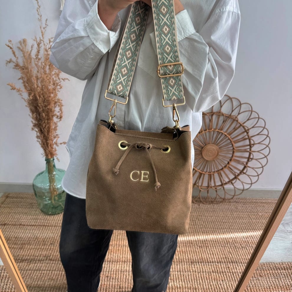 Bolso bucket serraje taupe arandelas herraje dorado iniciales bordadas
