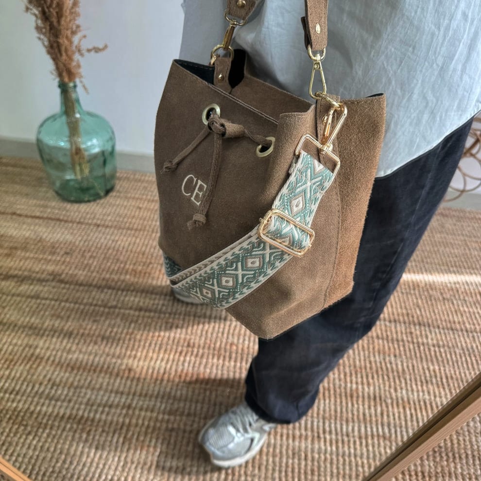 Bolso bucket serraje taupe arandelas herraje dorado iniciales bordadas