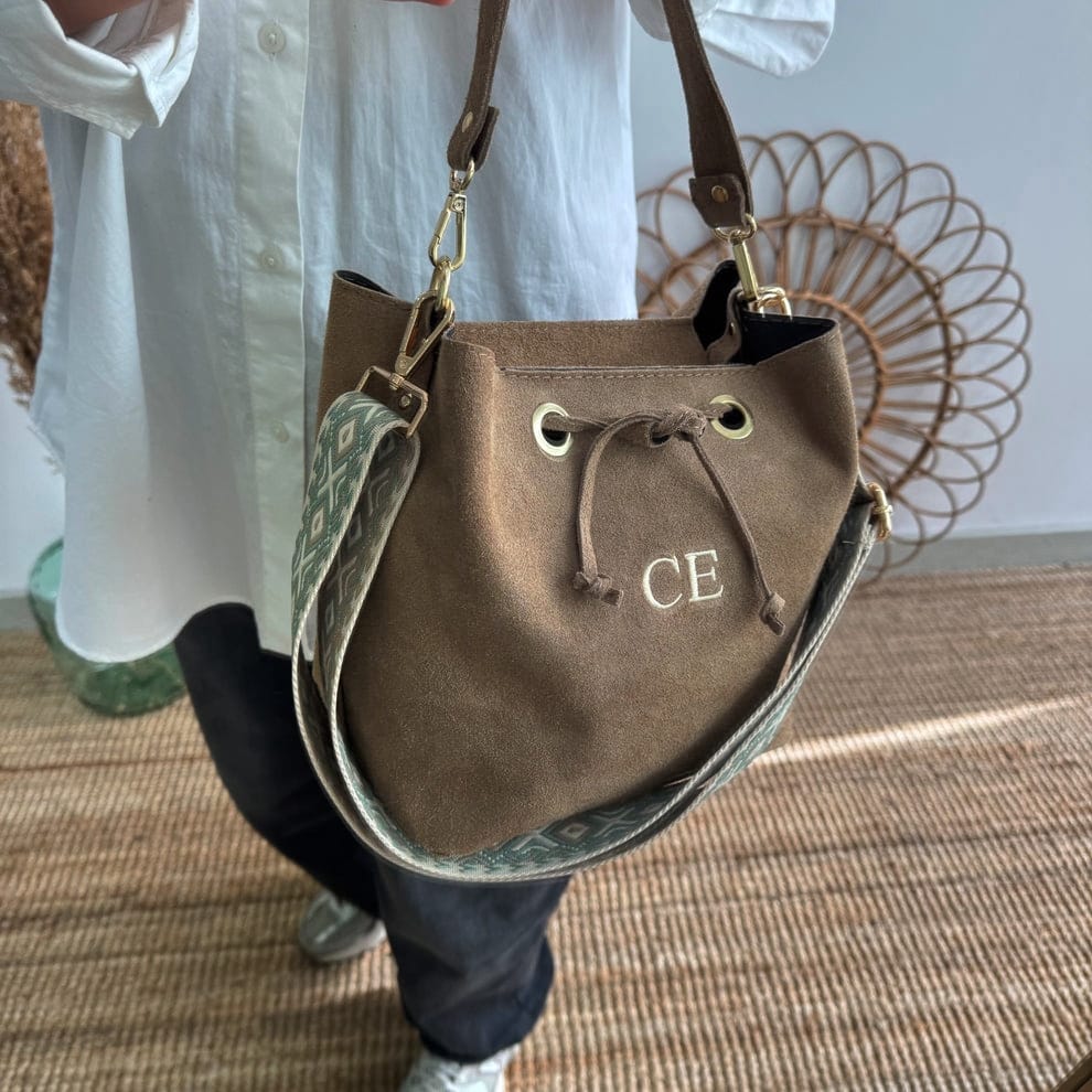 Bolso bucket serraje taupe arandelas herraje dorado iniciales bordadas