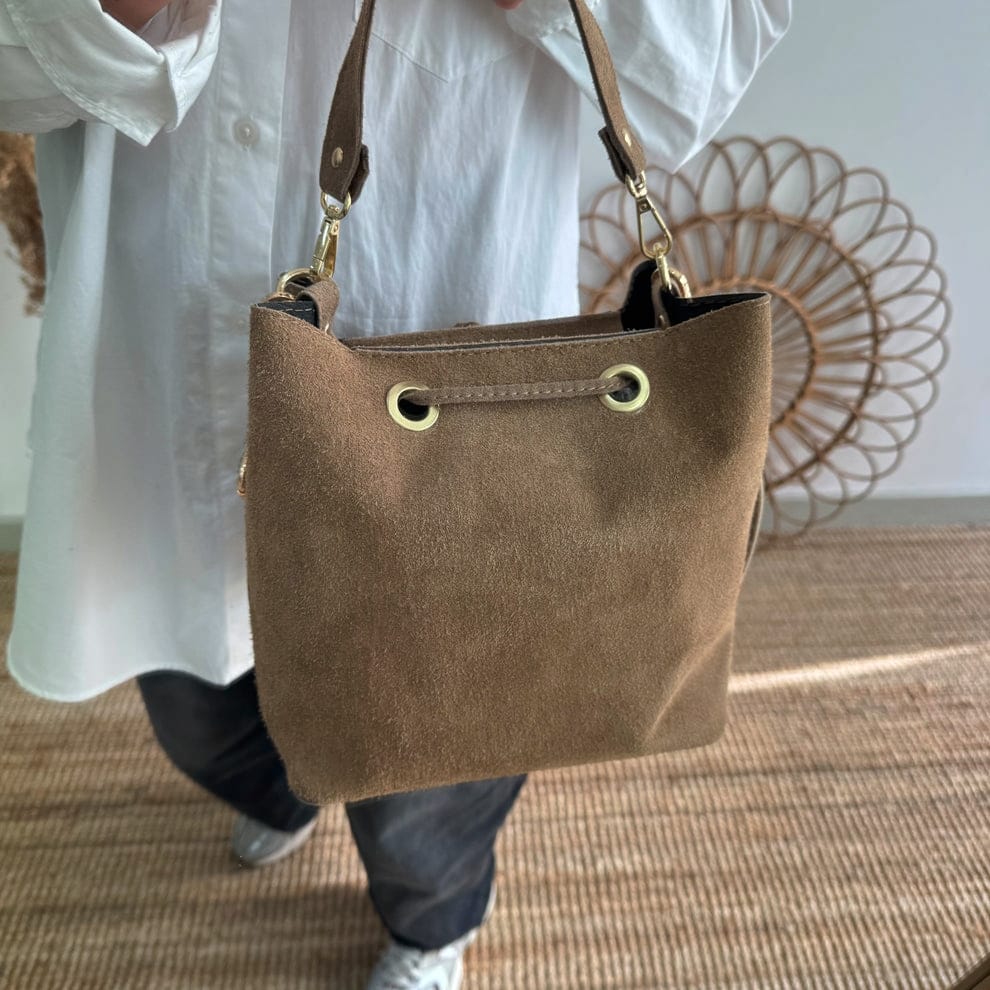 Bolso bucket serraje taupe arandelas herraje dorado iniciales bordadas