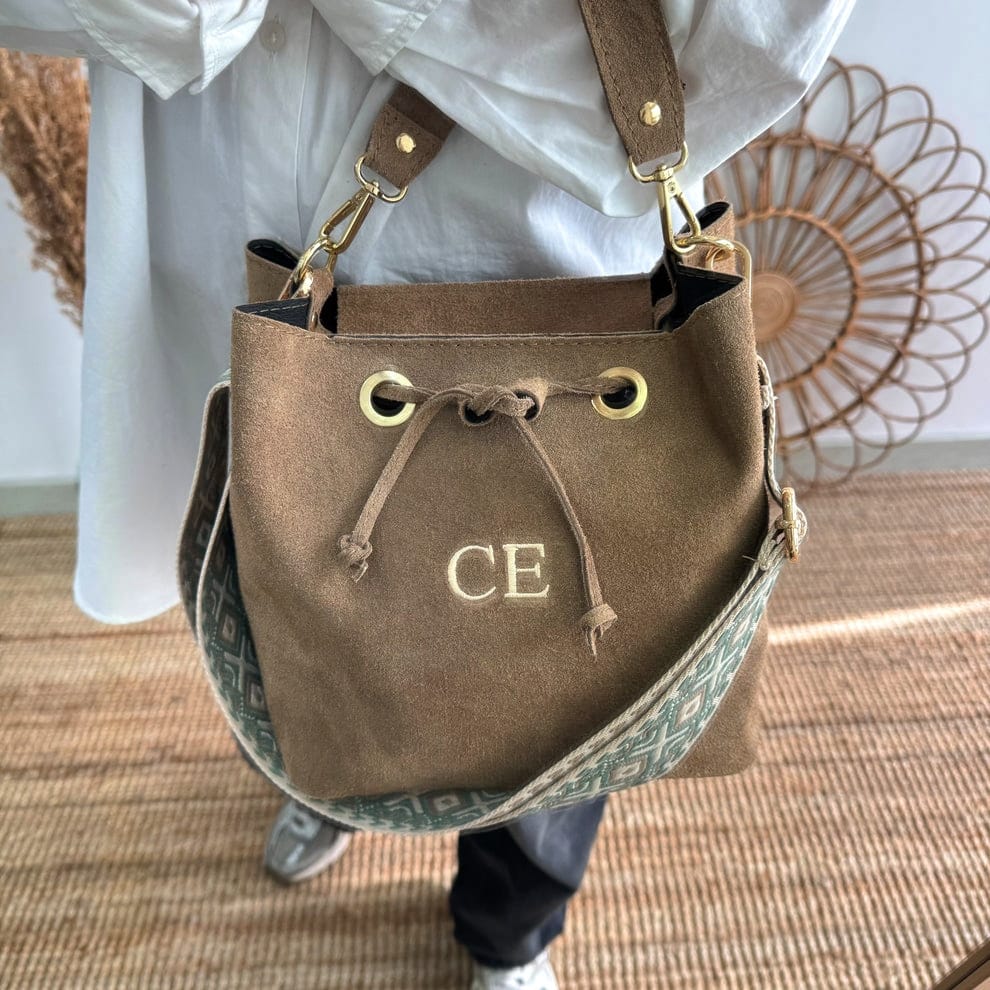 Bolso bucket serraje taupe arandelas herraje dorado iniciales bordadas