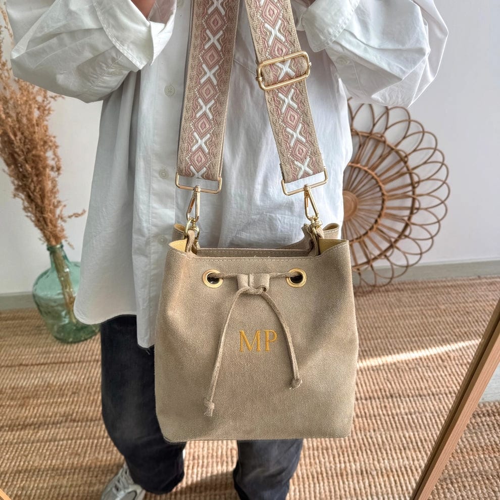 Bolso bucket serraje beige arandelas herraje dorado iniciales bordadas