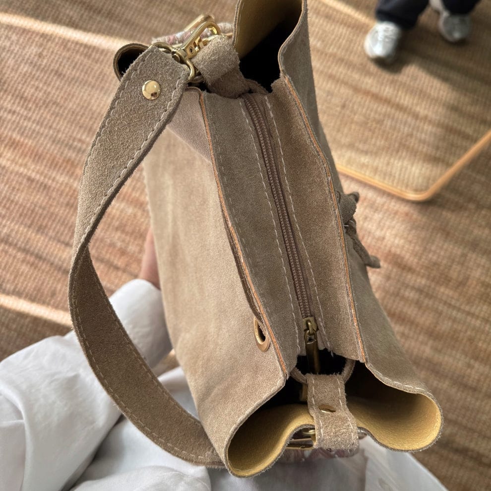 Bolso bucket serraje beige arandelas herraje dorado iniciales bordadas