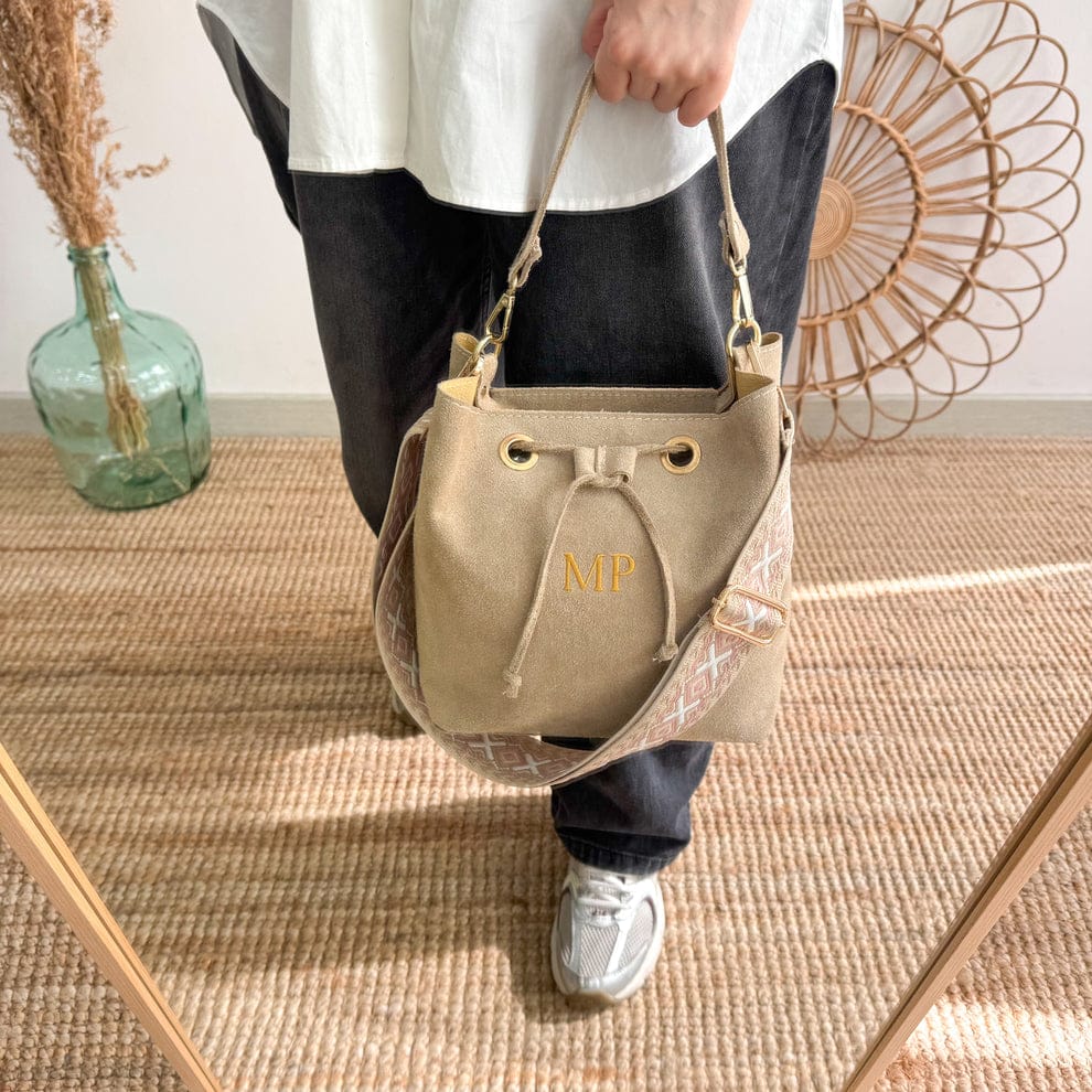 Bolso bucket serraje beige arandelas herraje dorado iniciales bordadas
