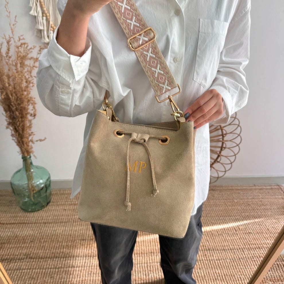 Bolso bucket serraje beige arandelas herraje dorado iniciales bordadas