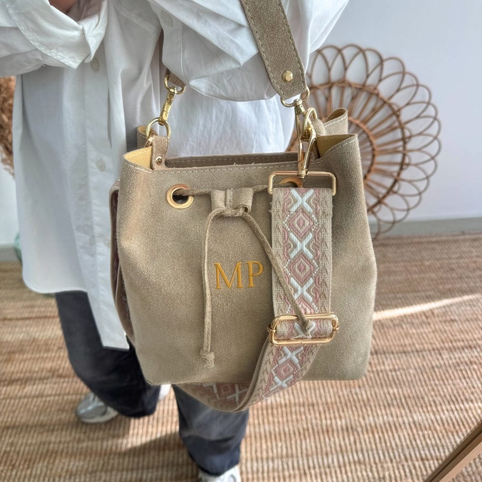 Bolso bucket serraje beige arandelas herraje dorado iniciales bordadas
