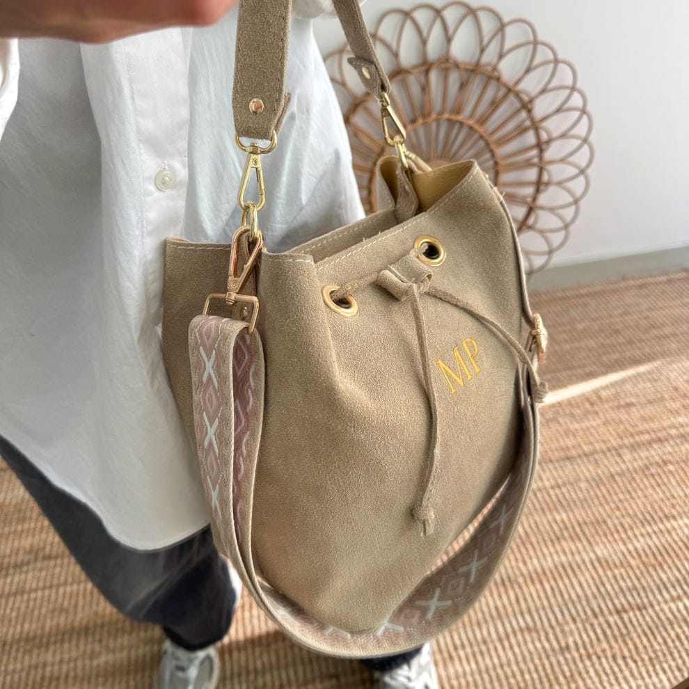 Bolso bucket serraje beige arandelas herraje dorado iniciales bordadas