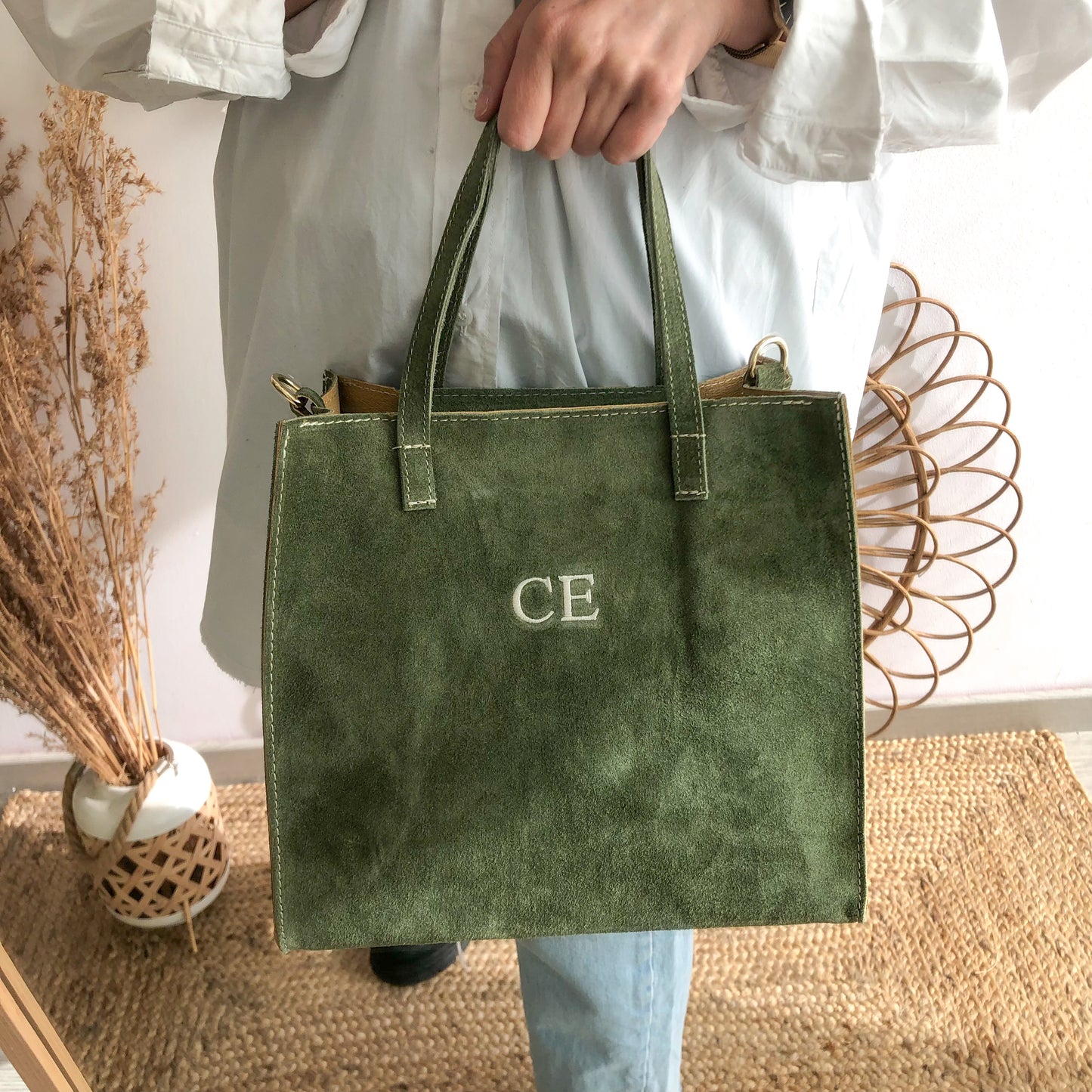 Bolso cuadrado serraje caqui herraje dorado iniciales bordadas