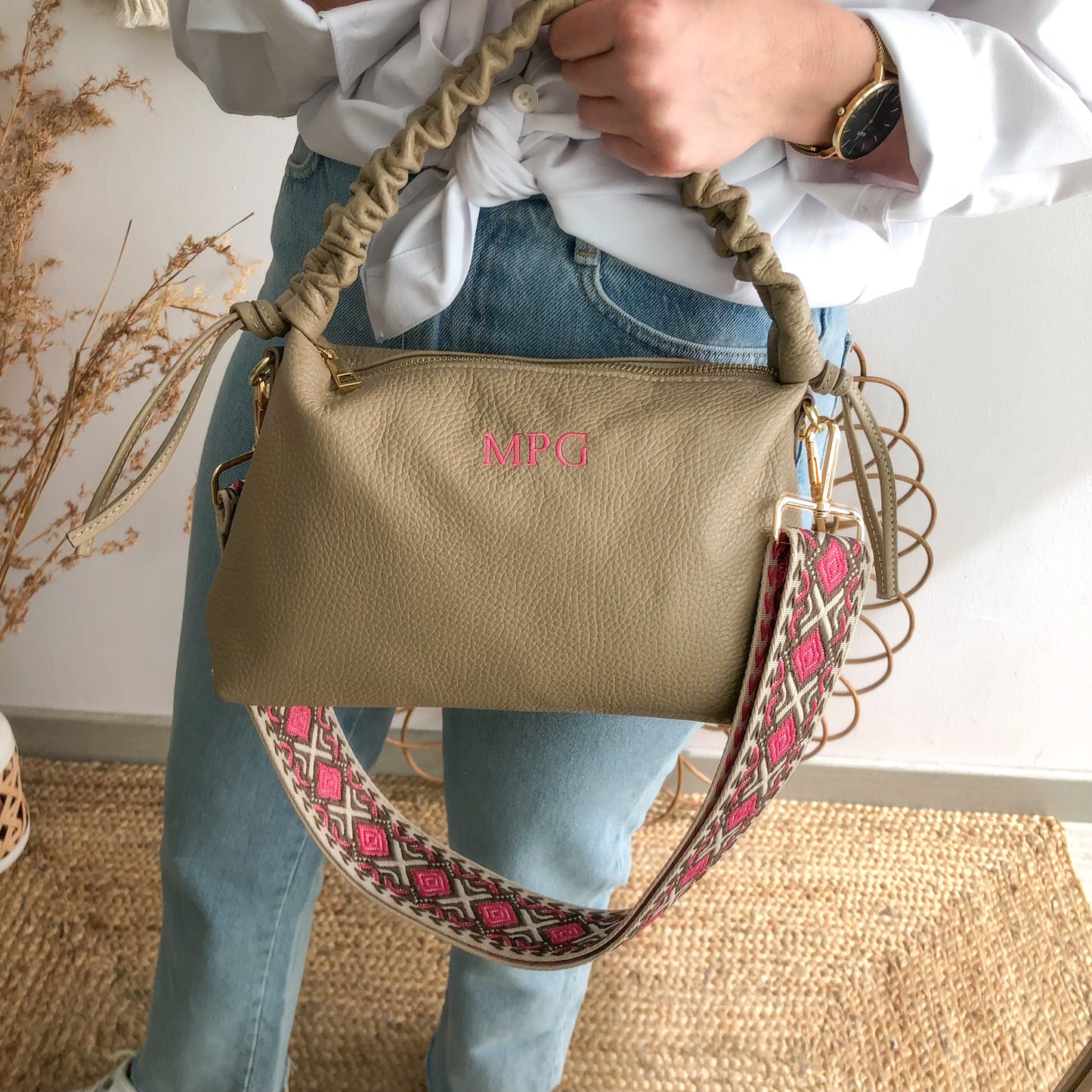 Bolso piel asas fruncidas taupe iniciales bordadas