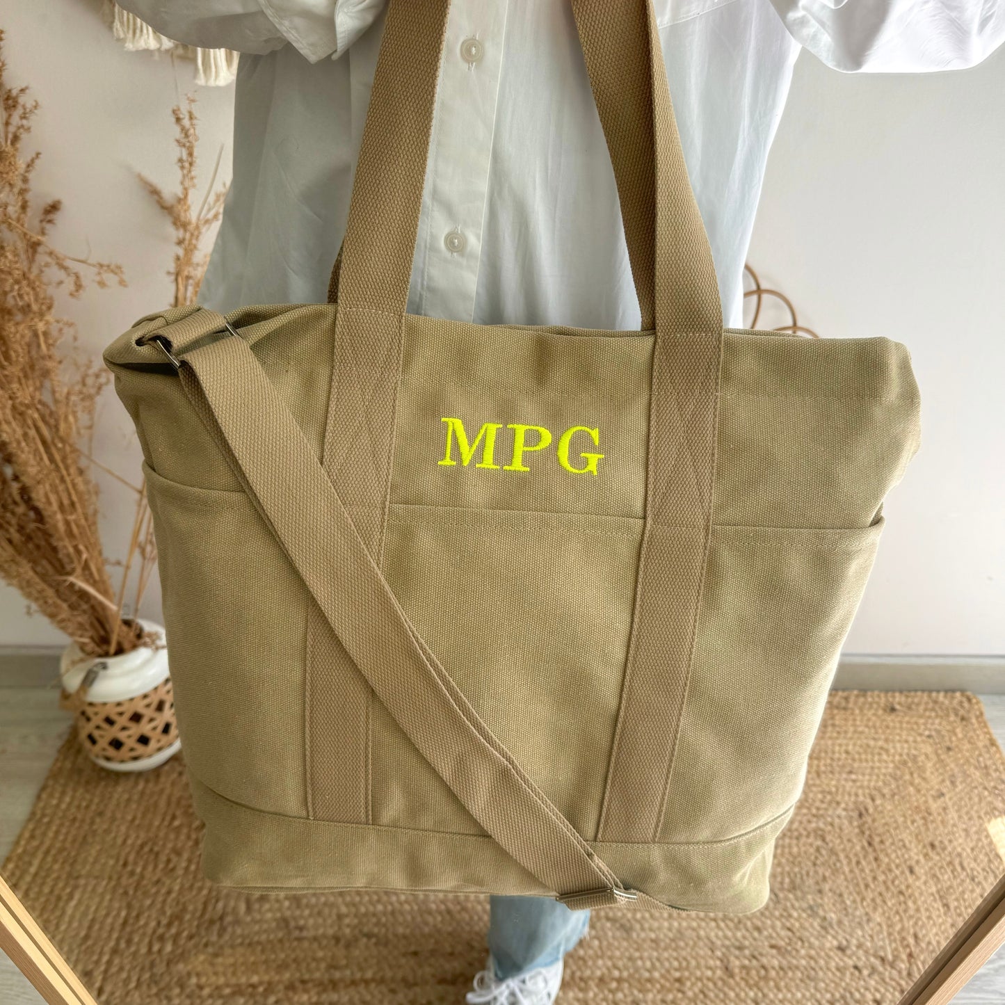 Bolso tote bolsillos beige iniciales bordadas